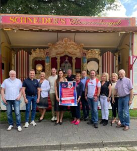 Vor Schneider's Konzertorgel auf Libori stehen die Familie Schneider und einige Drachenpaten.