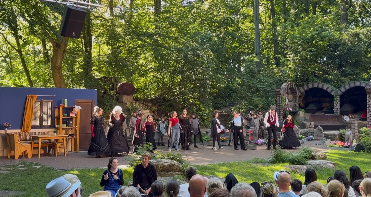 Du betrachtest gerade Theater für alle: gelebte Inklusion auf der Freilichtbühne Schloss Neuhaus